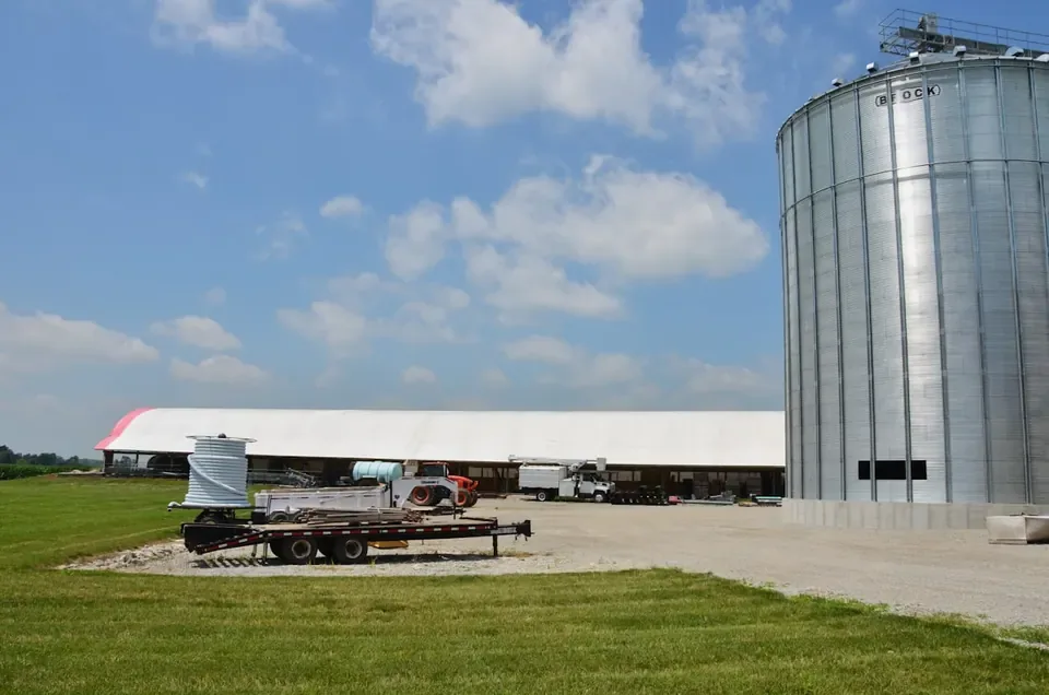 Estrutura rural com silo e área de armazenamento